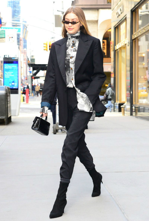 Tháng 2 năm nay, Gigi Hadid từng có một bộ cánh streetstyle phong cách thập niên 80 ấn tượng. Cô nàng kết hợp blazer Vivienne Westwood với boot đen của Stuart Weitzman và kính mắt George Keburia.