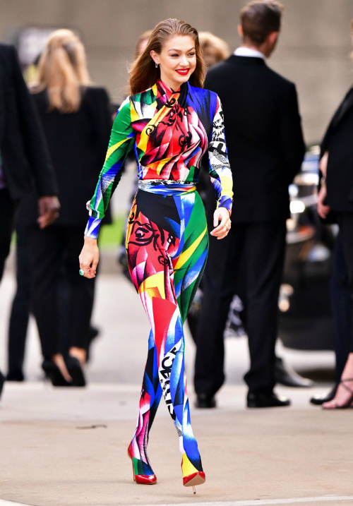 Cô nàng người mẫu 9x ghi điểm tuyệt đối với diện mạo mạnh mẽ trong bộ bodysuit rực rỡ của Versace tại lễ trao giải thời trang CFDA hồi tháng 6.