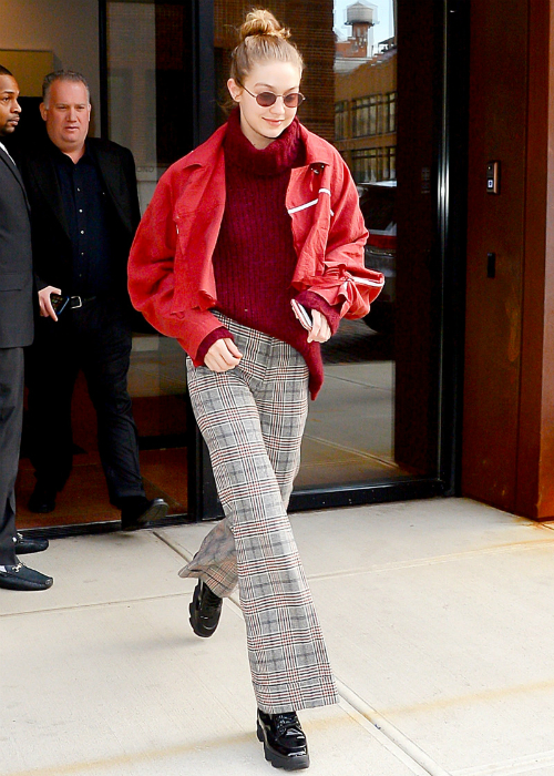 Style thập niên 90 được Gigi rất ưa chuộng. Tháng 3 năm nay, cô nàng từng xuất hiện trên đường phố New York với set đồ ấn tượng: áo len cổ lọ, quần ca rô ống loe, giày combat và kính mắt gọng tròn.