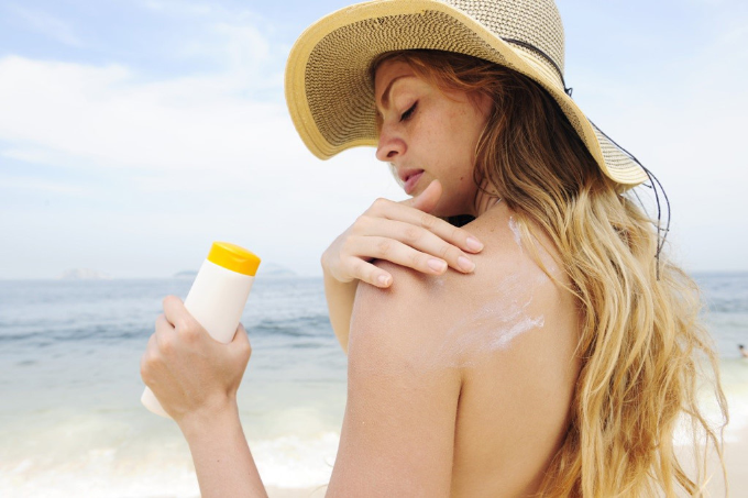 Sử dụng kem chống nắng là phương pháp bảo vệ da hiệu quả nhất.