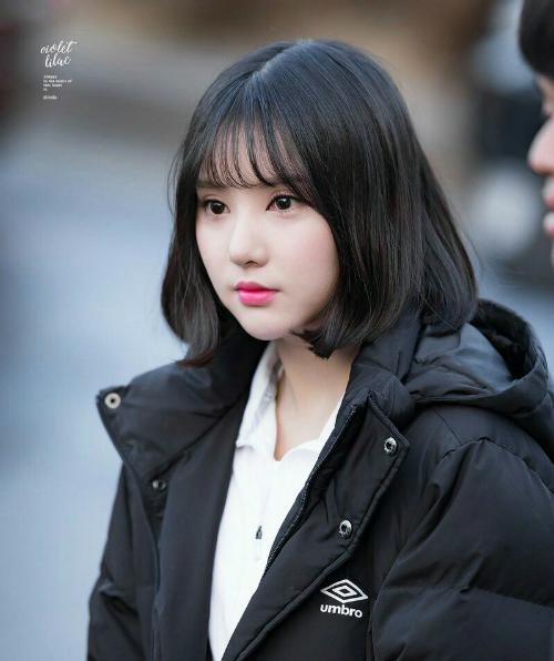 Eun Ha khiến công chúng nhớ mặt nhờ má bánh bao cute, kiểu tóc bob. Hiếm khi thấy thành viên G-Friend đổi kiểu tóc qua những lần comeback.