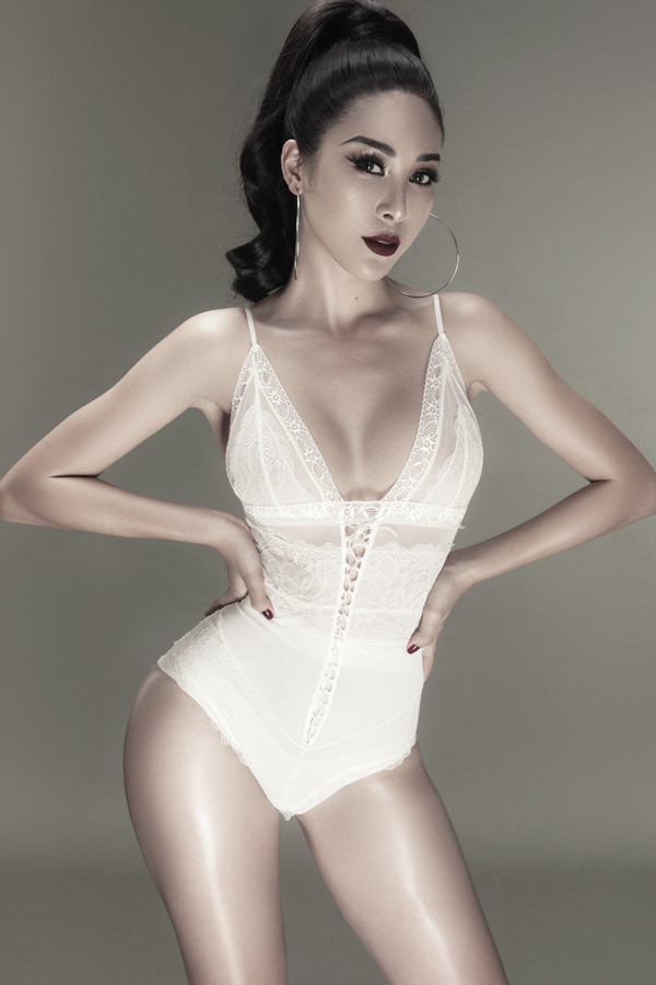 Trang phục bodysuit giúp tôn đường cong hiệu quả cho chân dài 24 tuổi. Mỹ Duyên đang rèn luyện thêm khả năng ngoại ngữ và tham gia nhiều show thời trang tại TP HCM để lấy kinh nghiệm. Cô tiết lộ sẽ tham gia một cuộc thi nhan sắc quốc tế.