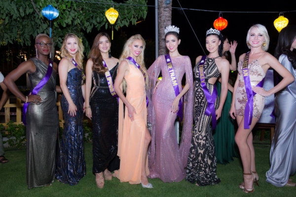 Đêm khai mạc bắt đầu bằng chương trình văn nghệ đặc sắc đến từ cả Việt Nam và Thái Lan. Các thí sinh đến từ khắp nơi trên thế giới xuất hiện trong trang phục dạ hội kiêu sa, lộng lẫy thu hút sự chú ý của quan khách.