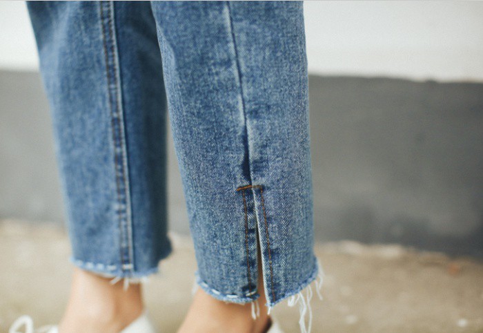 Quần jeans ống xẻ bên không phải là bị lỗi đâu mà chính là hot trend năm nay đấy! - Ảnh 1.