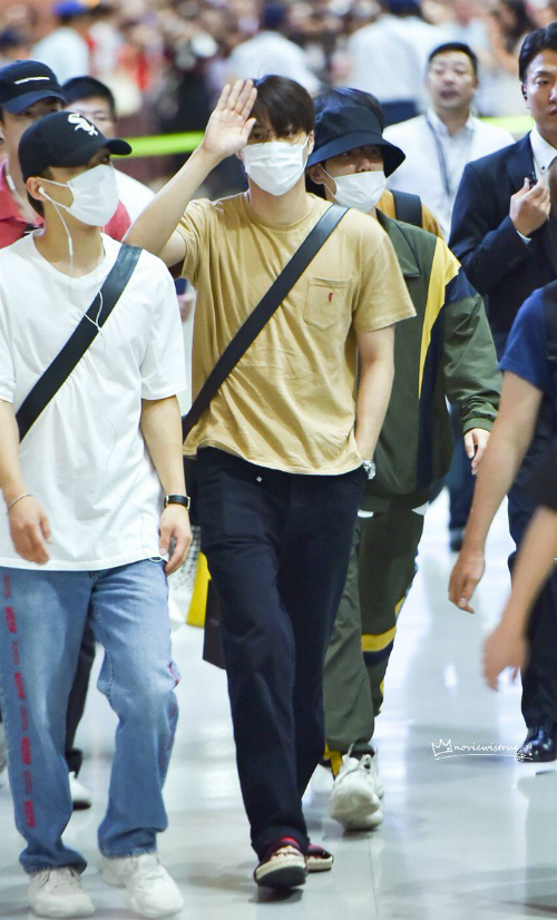Các mỹ nam của EXO vẫn trung thành với mốt khấu trang kín mít, mũ che nửa gương mặt ở sân bay. Nhóm ưa thích những item rộng, thoải mái, dễ di chuyển.
