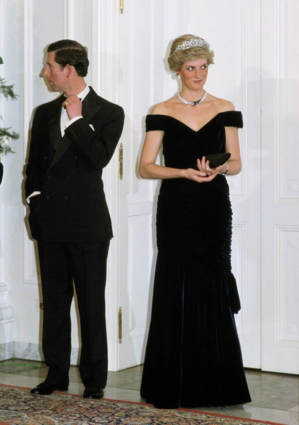 Diana không bao giờ mang giày quá caoThực tế, Diana và Thái tử Charles có chiều cao tương đương nhau, khoảng 1,78 m. Bởi vậy, bà luôn chọn giày đế thấp nhằm tránh trông cao hơn chồng.