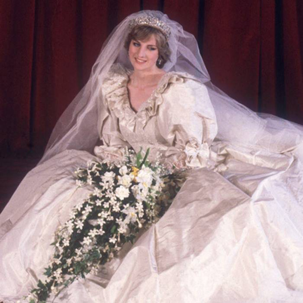 Diana có một bộ váy cưới dự phòng bí mậtÊkíp của nhà thiết kế David Emanuel đã thực hiện thêm một phiên bản giống hệt chiếc váy cưới chính thức, đề phòng mọi trường hợp xấu có thể xảy ra. Điều thú vị là chính Diana cũng không biết về sự tồn tại của nó, bởi bà chưa từng được ướm thử.
