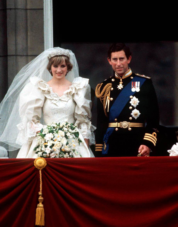 Diana đính bùa may lên váy cướiĐể thêm phần may mắn trong ngày trọng đại, Công nương xứ Wales đã nhờ nhà thiết kế khâu vào mác váy cưới một chiếc huy hiệu nhỏ hình móng ngựa bằng vàng.