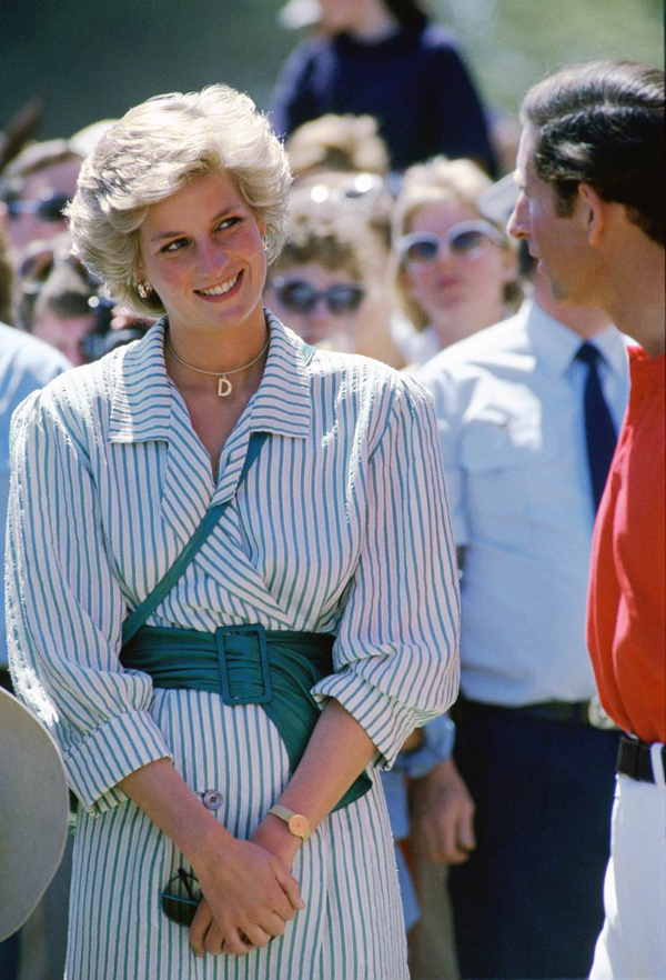 Diana đeo vòng cổ có chữ DCố công nương nhiều lần được trông thấy đeo chiếc vòng cổ với hình chữ cái đầu tiên của tên bà.