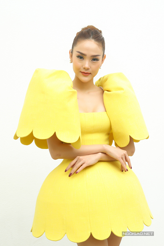 Bộ váy vàng rực rỡ lấy cảm hứng từ vẻ đẹp của hoa linh lan chuông là thiết kế của Công Trí dành riêng cho Minh Hằng.