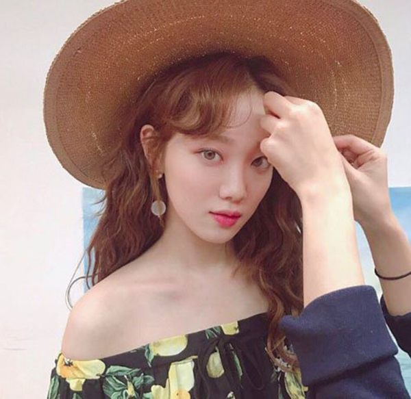 Tóc mái xoăn tạo độ cong thành hình trái tim như Lee Sung Kyung cũng được nhiều sao Hàn yêu thích vì giúp vẻ ngoài trở nên rất nữ tính, lãng mạn, đặc biệt phù hợp với những ngày lạnh.