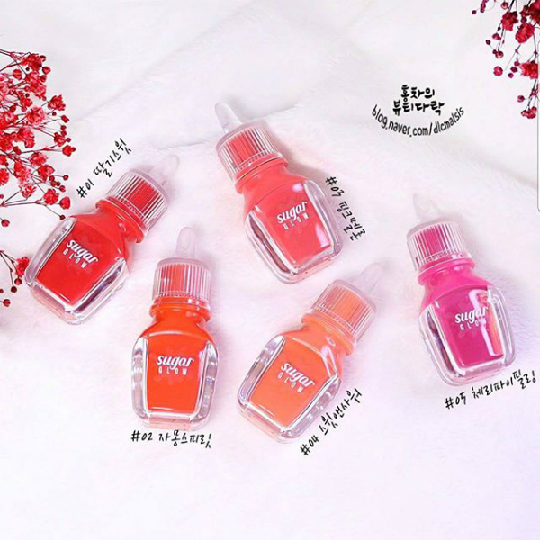 PERIPERA Sugar Glow Tint là dòng son tint mới, sở hữu lớp vỏ trong suốt, giúp bạn có thể dễ dàng nhìn thấy màu son bên trong Với phần đầu cọ cong, giúp bạn có thể điều chỉnh được lượng son lấy ra đồng thời cũng rất dễ tán đều son trên môi mà không sợ bị lem.