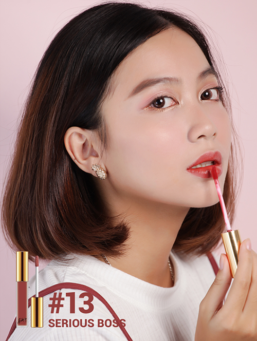 Dòng Bbia Last Velvet Lip Tint Boss series version 3 là kết hợp 2 trong 1 của son kem lì và son tint. Son lúc lên môi rất mướt mịn môi và có một lớp bóng nhẹ tuy nhiên chỉ cần bặm môi vài lần là lớp bóng gần như là không còn, để một thời gian sau thì son dần set lại và lỳ hơn ở trên môi.