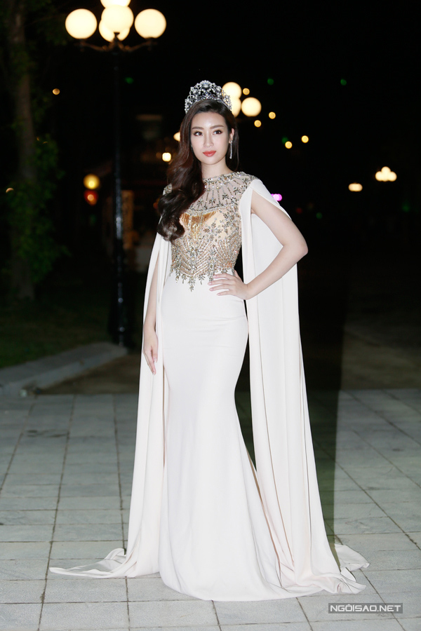 Hoa hậu Đỗ Mỹ Linh tỏa sáng trong thiết kế cape trắng đính kết sang trọng.