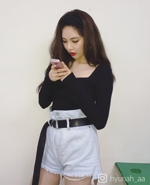 Quần shorts jeans cạp cao giúp Hyun Ah trông cao ráo hơn. Những thiết kế xé tua rua bụi bặm, kích thước siêu ngắn rất được cô nàng yêu thích.