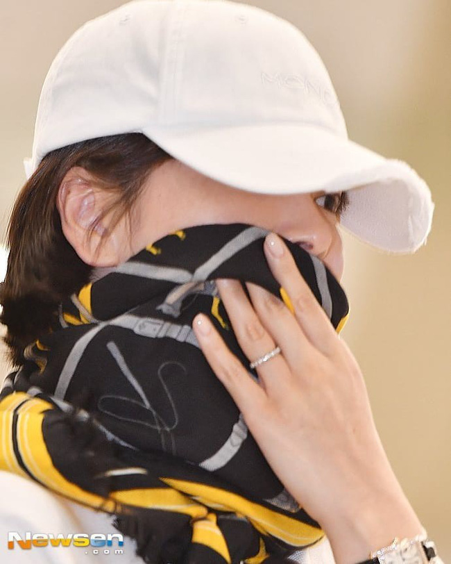 Choáng trước mặt mộc 100% zoom đến từng lỗ chân lông của Song Hye Kyo tại sân bay - Ảnh 4.