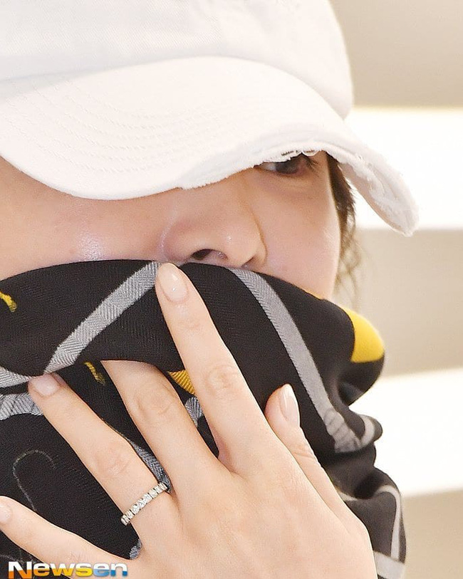 Choáng trước mặt mộc 100% zoom đến từng lỗ chân lông của Song Hye Kyo tại sân bay - Ảnh 6.