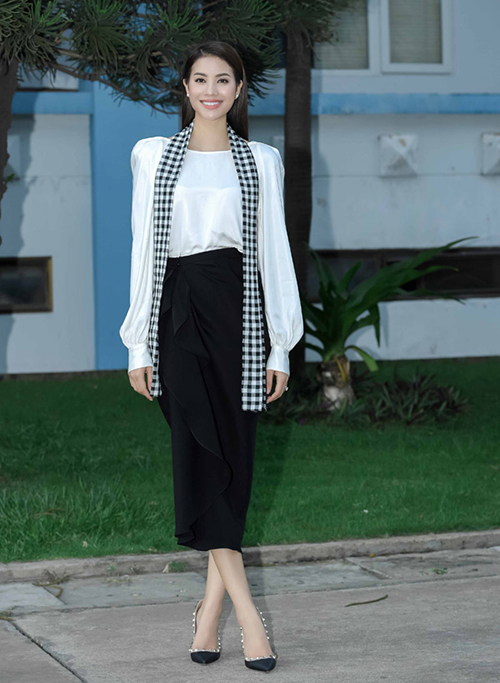 Hoa hậu Phạm Hương đụng độ nguyên bộ đồ với Mỹ Linh. Tuy nhiên cô kết hợp cùng giày cao gót đen tông xuyệt tông với cả trang phục.