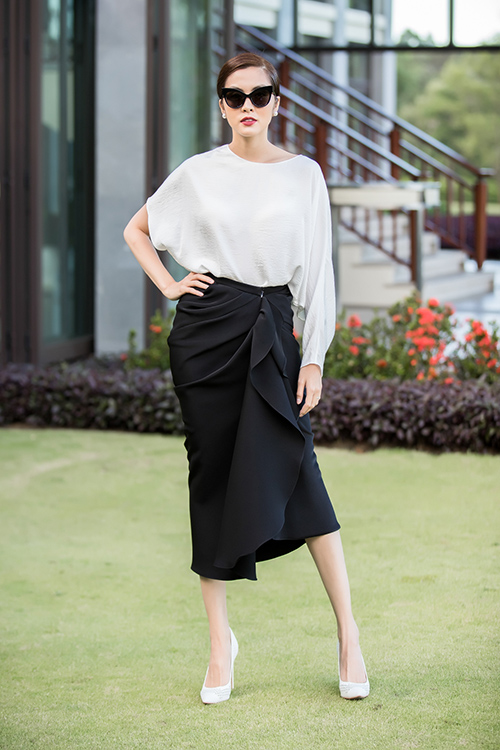 Mùa hè năm nay, hàng loạt mỹ nhân Việt cùng chọn mặc chiếc váy đen dáng bút chì của NTK Đỗ Mạnh Cường. Đây là một thiết kế được anh giới thiệu trong show Xuân Hè 2018. Tăng Thanh Hà là mỹ nhân đầu tiên khoác lên mình món đồ duyên dáng này.