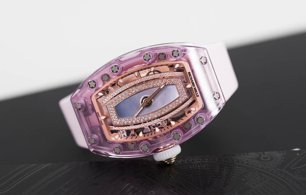 mẫu RM 07-02 Pink Lady Sapphire dành cho phái nữ được hãng ra mắt vào năm 2016. Trung bình để hoàn thành bộ vỏ sapphire của Richard Mille cần hơn 40 ngày chế tác liên tục, trong đó có hơn 800 giờ gia công. Bộ vỏ cong nhẹ 3 lớp đặc trưng của Richard Mille, một trong những kết cấu vỏ đồng hồ phức tạp nhất từng được chế tạo. Nhiều người cho rằng mẫu đồng hồ vỏ sapphire này trông không hề đắt tiền gì cả, thế nhưng giá trị của chúng lại nằm ở chất xám mà các nhà nghiên cứu đã đầu tư. Sự chú ý được thu hút từ chính những con mắt am hiểu và đồng tình với tinh thần sáng tạo không ngừng và làm nên những điều mới mẻ. Đương nhiên giá của mẫu đồng hồ này cũng xếp vào hàng không tưởng: 1,2 triệu USD ~ 28 tỷ đồng.