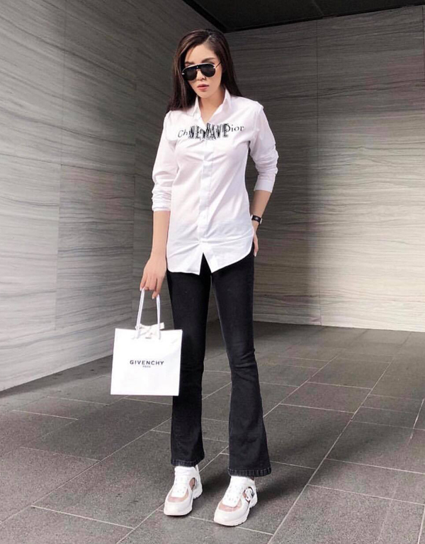Kỳ Duyên khá trung thành với công thức phối đồ trắng đen theo phong cách menswear. Cô luôn biết cách tạo điểm nhấn mới mẻ bằng phụ kiện hợp mốt.