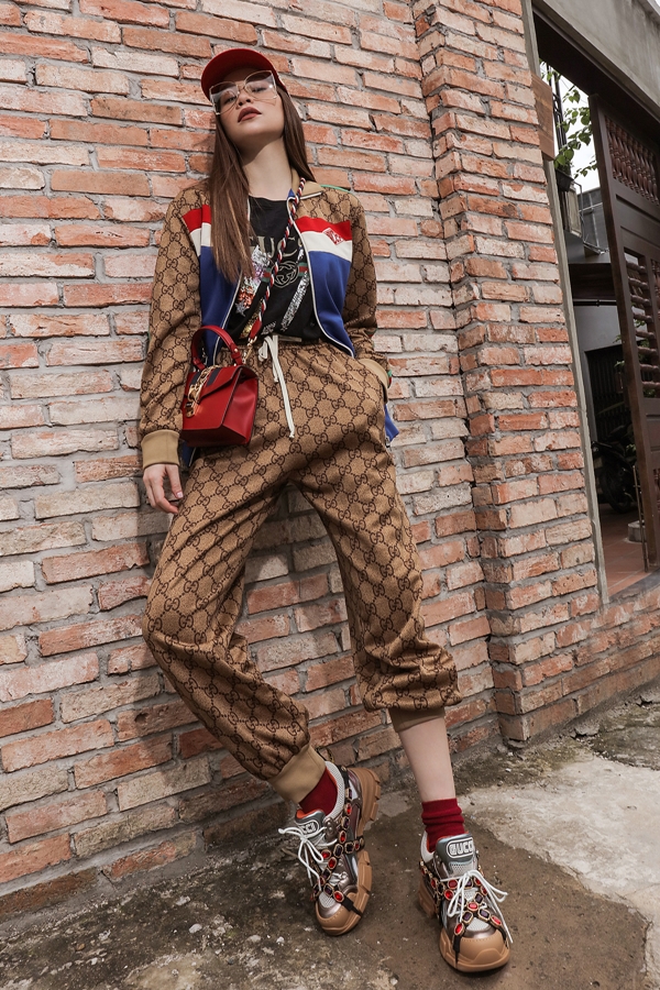Hồ Ngọc Hà là người đẹp Việt đầu tiên sở hữu mẫu giày cục mịch Flashtrek nằm trong bộ sưu tập mới nhất của Gucci. 