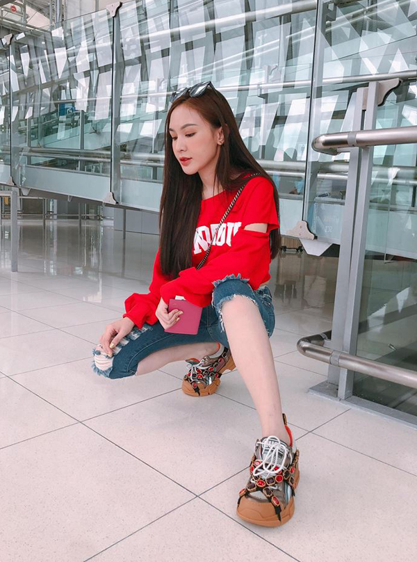 Kelly Nguyễn cũng nhanh tay chọn cho mình mẫu giầy kiểu dáng hầm hố trang trí bắt mắt của Gucci để mix đồ tôn nét cá tính.