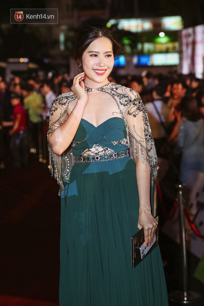 Một chiếc váy 2 sắc thái: Hương Giang tỏa sáng đúng kiểu hoa hậu, Nam Em lại như mệnh phụ phu nhân - Ảnh 1.