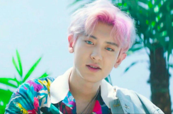 Chanyeol đã tạo nên cơn sốt với mái tóc màu tím/hồng/xanh trong MV Ko Ko Pop. Thêm vào đó, việc sử dụng lens màu xanh da trời càng khiến cho phong cách này trở nên hoàn hảo. Đây thực sự là một hình ảnh mộng mơ khiến chúng ta phải ghi nhớ trong suốt một thời gian dài, nhất là khi bạn là fan của gam màu pastel.