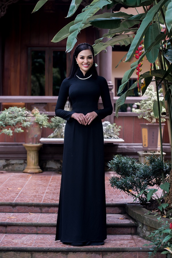 Nữ hoàng sắc đẹp doanh nhân 2018 chọn vòng ngọc trai cổ điển tạo điểm nhấn trên nền tà áo dài đen.