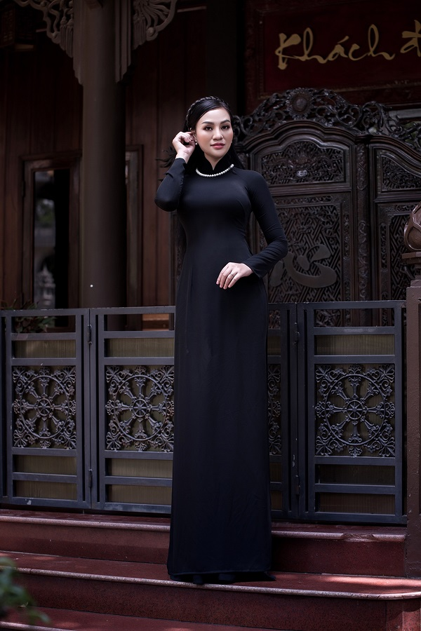 Áo dài nằm trong bộ sưu tập của nhà thiết kế Tuấn Hải. Nữ doanh nhân Huyền Trang thường xuyên lựa chọn trang phục truyền thống do anh thiết kế, từ những chiếc áo dài trơn đơn giản đến mẫu quốc phục kỳ công. 