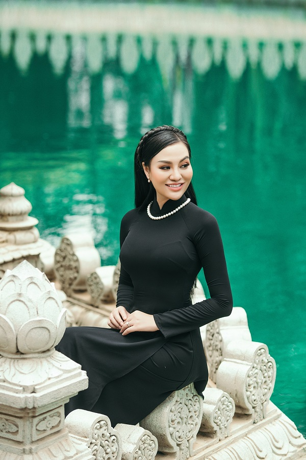 Trần Huyền Nhung là người đẹp đăng quang Nữ hoàng sắc đẹp doanh nhân 2018 tại Hàn Quốc. Cô sinh năm 1983 tại Thái Bình, hiện là giám đốc một công ty truyền thông tự thành lập.