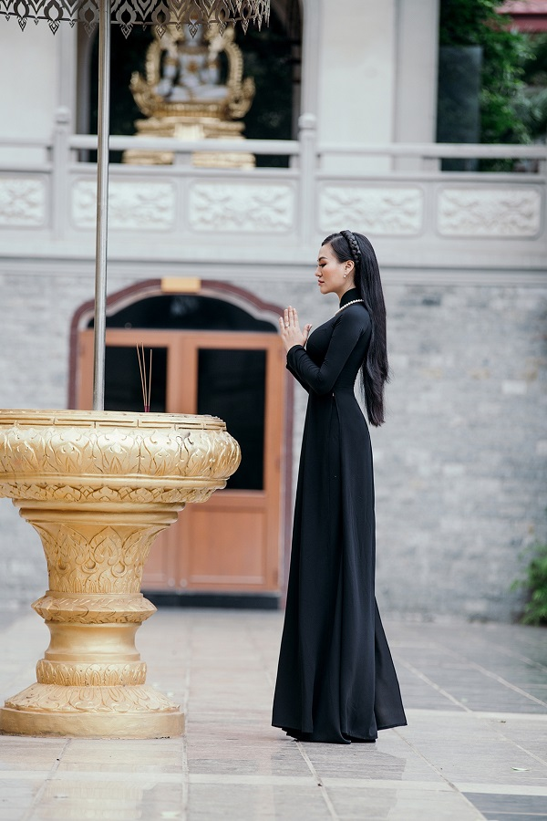Chọn áo dài đen đi chùa, Trần Huyền Nhung vừa thể hiện nét văn hóa độc đáo của dân tộc, vừa tôn lên vẻ đẹp dịu dàng của người con gái Việt Nam. 