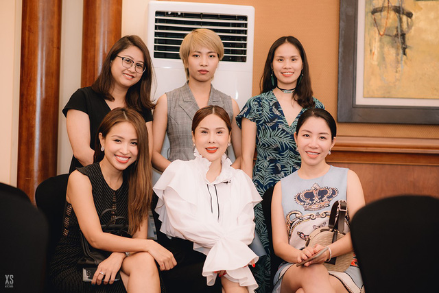  Á hoàng doanh nhân Lương Thanh Lan (ngoài cùng bên trái hàng đầu tiên) cùng Chuyên gia Trang điểm Tina Lê (ở giữa), MC Thanh Vân (ngoài cùng bên phải) và NTK/Stylist Dương Vy (ở giữa hàng sau) 