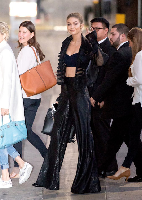Nàng siêu mẫu thế hệ mới Gigi Hadid - chị gái của Bella - cũng diện cây đen nhưng sử dụng bra-top dày dặn.