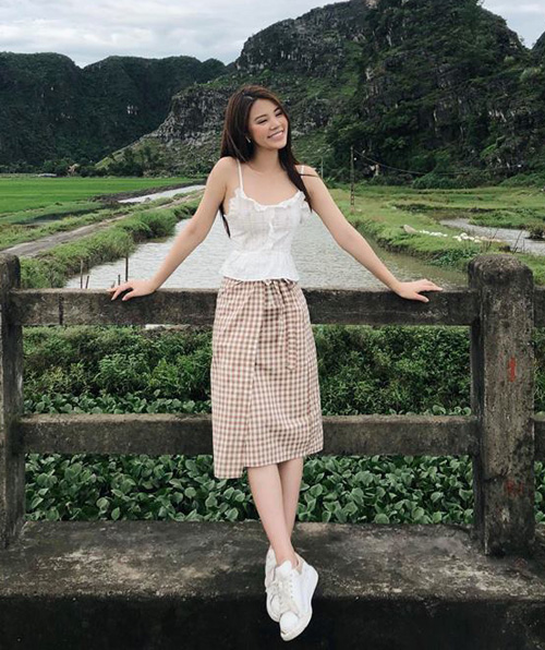 Jolie Nguyễn xinh yêu trong bộ cánh áo hai dây mix cùng chân váy kẻ caro kiểu Hàn Quốc.