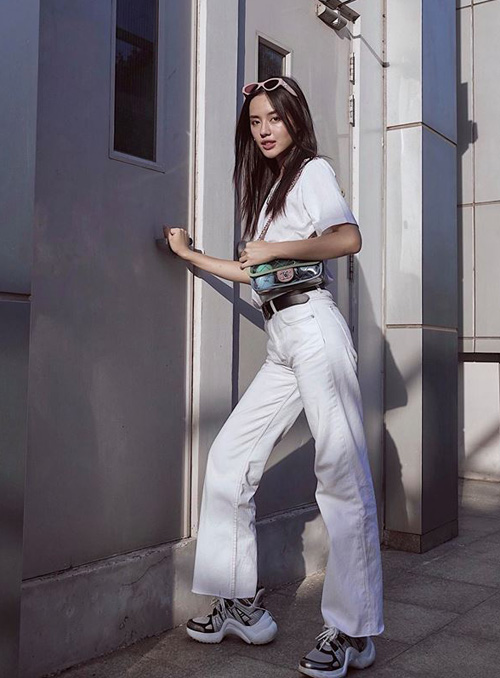 Khánh Linh tuần này diện đồ đơn giản hơn hẳn thường lệ, tuy nhiên độ chất thì chẳng hề kém nhờ chiếc túi xách Chanel và đôi sneakers Louis Vuitton.