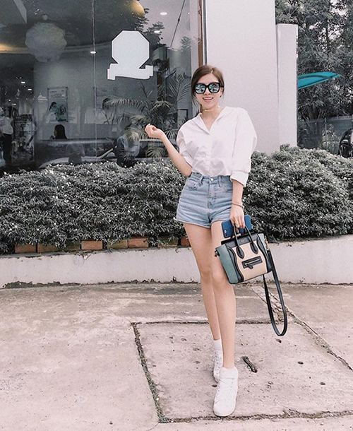Vốn có style khá đơn giản nên tuần này, Trang Pháp cũng chỉ diện sơ mi trắng, shorts jeans cùng giày thể thao ra phố.