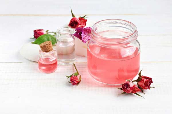 Tác dụng của nước hoa hồng trong việc chăm sóc da 