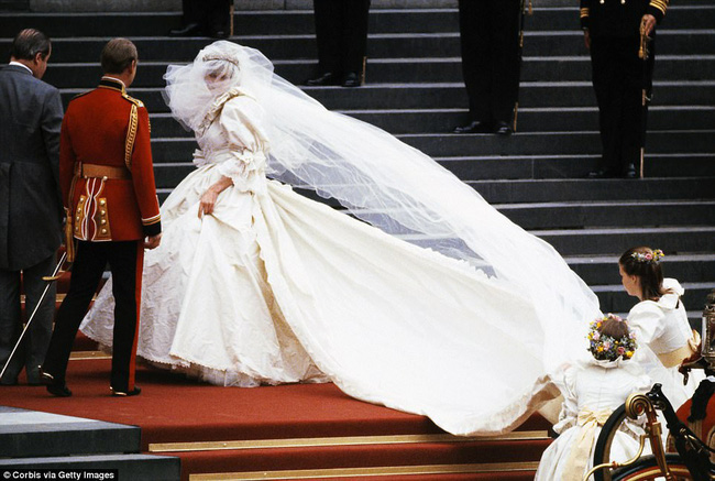 Thật bất ngờ: hóa ra ngoài chiếc váy cưới chính thức, Công nương Diana còn có một chiếc váy cưới bí mật khác - Ảnh 2.
