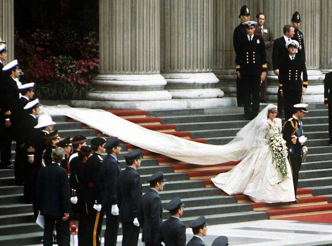 Thật bất ngờ: hóa ra ngoài chiếc váy cưới chính thức, Công nương Diana còn có một chiếc váy cưới bí mật khác - Ảnh 3.