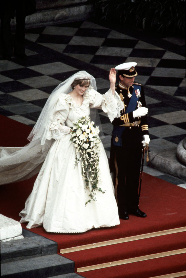 Thật bất ngờ: hóa ra ngoài chiếc váy cưới chính thức, Công nương Diana còn có một chiếc váy cưới bí mật khác - Ảnh 4.