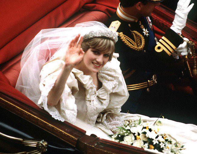 Thật bất ngờ: hóa ra ngoài chiếc váy cưới chính thức, Công nương Diana còn có một chiếc váy cưới bí mật khác - Ảnh 5.