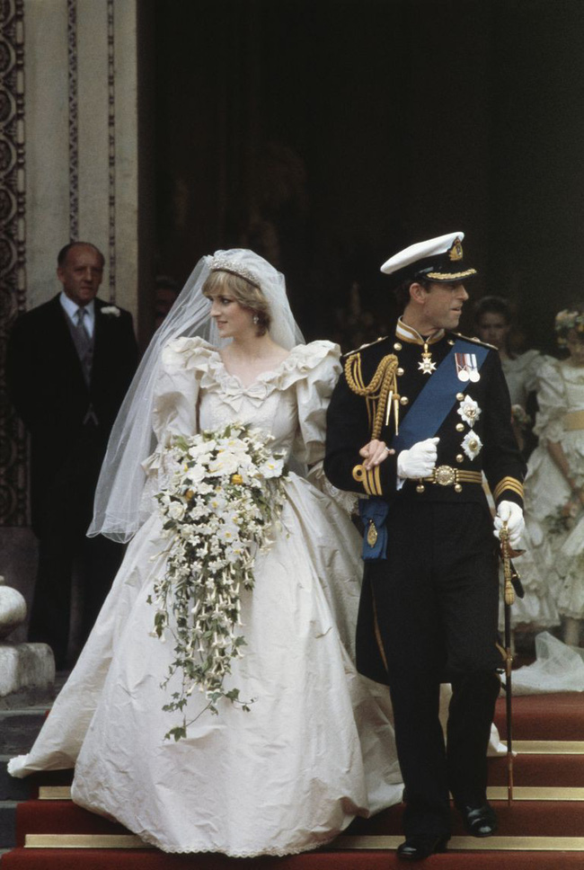 Thật bất ngờ: hóa ra ngoài chiếc váy cưới chính thức, Công nương Diana còn có một chiếc váy cưới bí mật khác - Ảnh 1.
