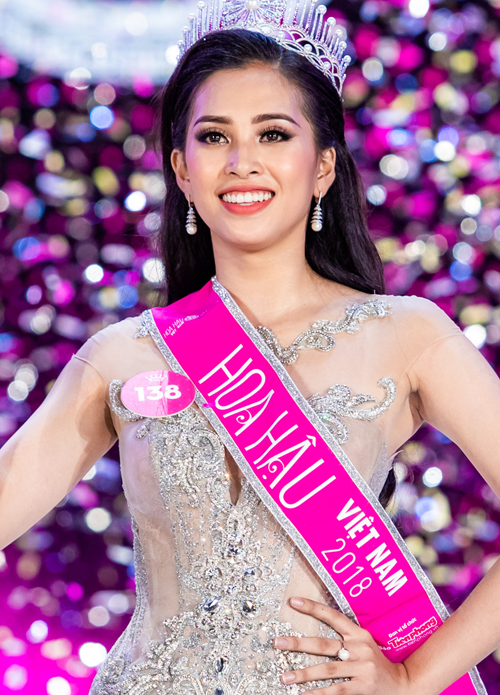 Hoa hậu Việt Nam 2018 đã tìm ra chủ nhân chiếc vương miện danh giá, đó là Trần Tiểu Vy. Cô gái sinh năm 2000 có vẻ đẹp Tây hiện đại, sắc sảo, không bị chìm lẫn giữa dàn mỹ nhân.