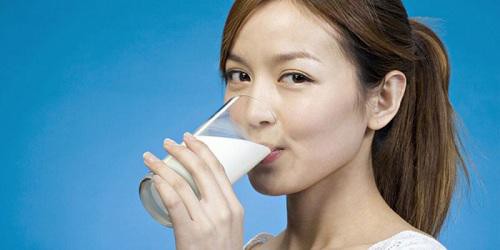 Uống quá nhiều sữa sẽ sản sinh bã nhờn bít kín lỗ chân lông, khiến da trông nhờn và thiếu sức sống.