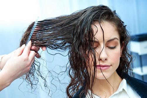 Hãy chờ đến khi tóc khô hẳn và chải tóc bằng những chiếc lược răng thưa để tránh tổn hại cho tóc nhé.