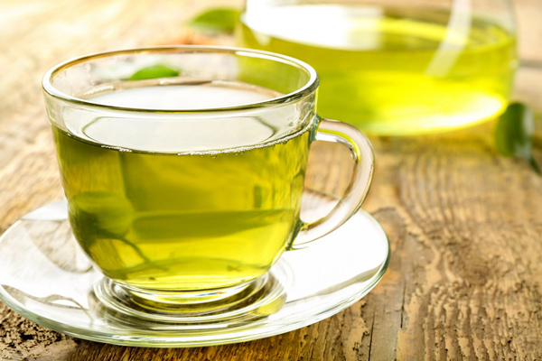Trà xanh Trà xanh được coi là liều thuốc lợi tiểu tự nhiên. Nghiên cứu cho thấy uống trà xanh thường xuyên có thể làm giảm mỡ cơ thể lên đến 19%.