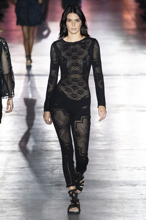 Nàng siêu mẫu thế hệ mới khoe vóc dáng gợi cảm trong bộ jumpsuit đen xuyên thấu sexy.