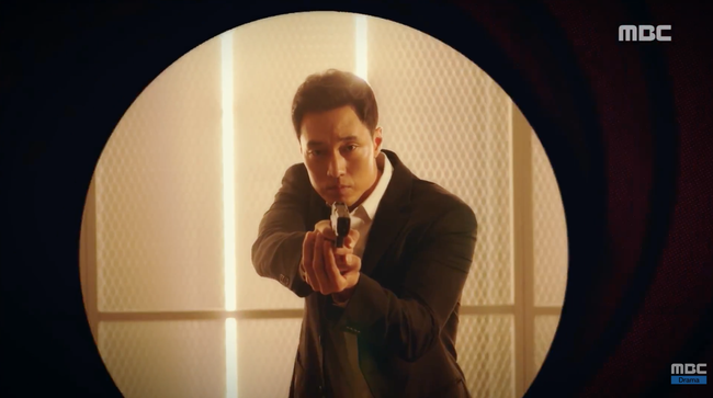 Chết cười xem cảnh So Ji Sub hóa thân thành cảnh sát, sát thủ rồi tới... James Bond - Ảnh 3.